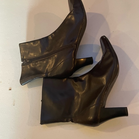 “AEROSOLS” Flexation Brown Square Toed Booties - Picture 5 of 5